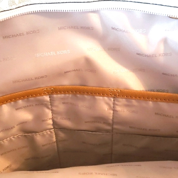 Sold BIG NWT MICHEAL Micheal KORS OF STOCK NWT TRAVEL SIGNATURE JET SET TRAVEL - Picture 12 of 16